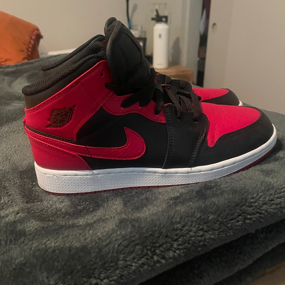 Air Jordan 1 Mid (Youth Size)
